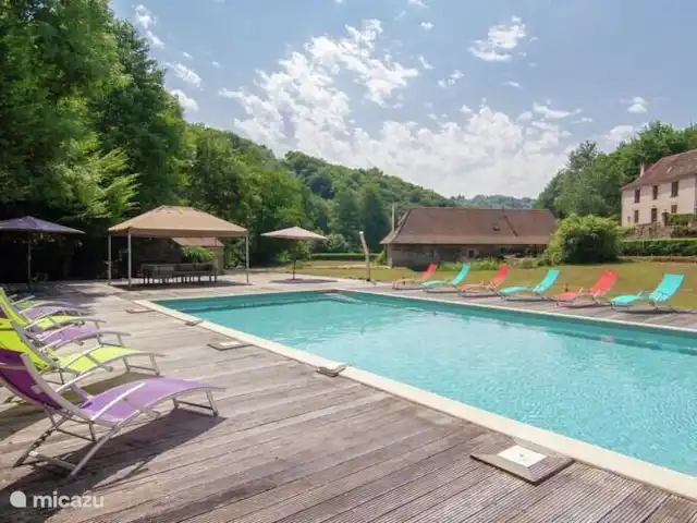 Le Moulin | France, Dordogne, Excideuil - gîte / cottage Piscine avec 'La grande maison' et 'Le Moulin' en arrière-plan