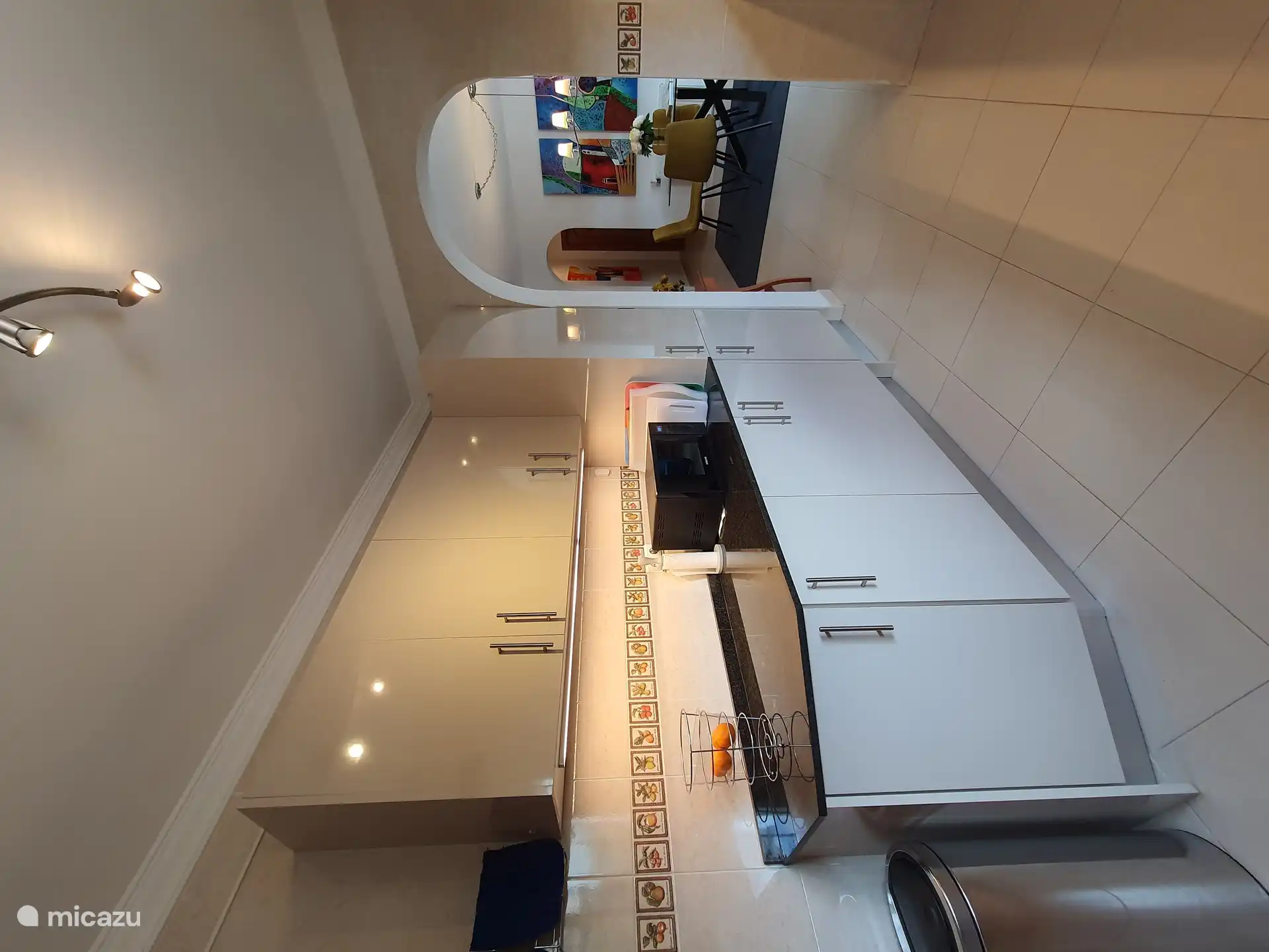 Blick von der Küche ins Esszimmer