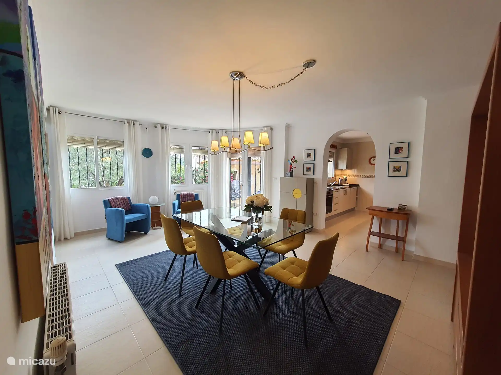 Esszimmer mit 6 Stühlen, 2 Sesseln und Blick in die Küche