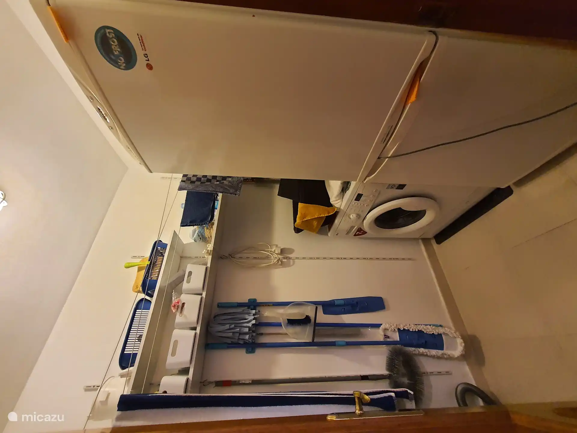 Abstellraum mit Waschmaschine und extra Kühlschrank