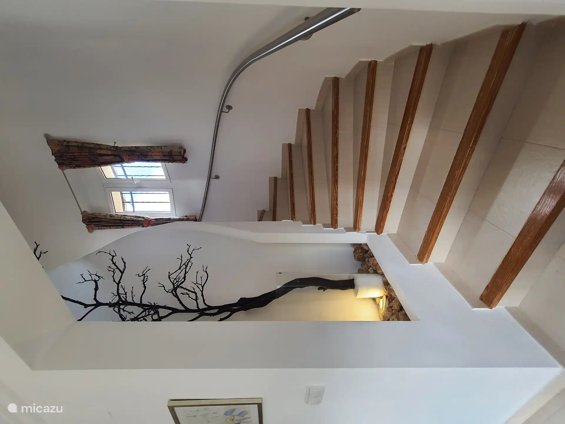 Schöne Treppe mit einer Nische auf der linken Seite, in den ersten Stock