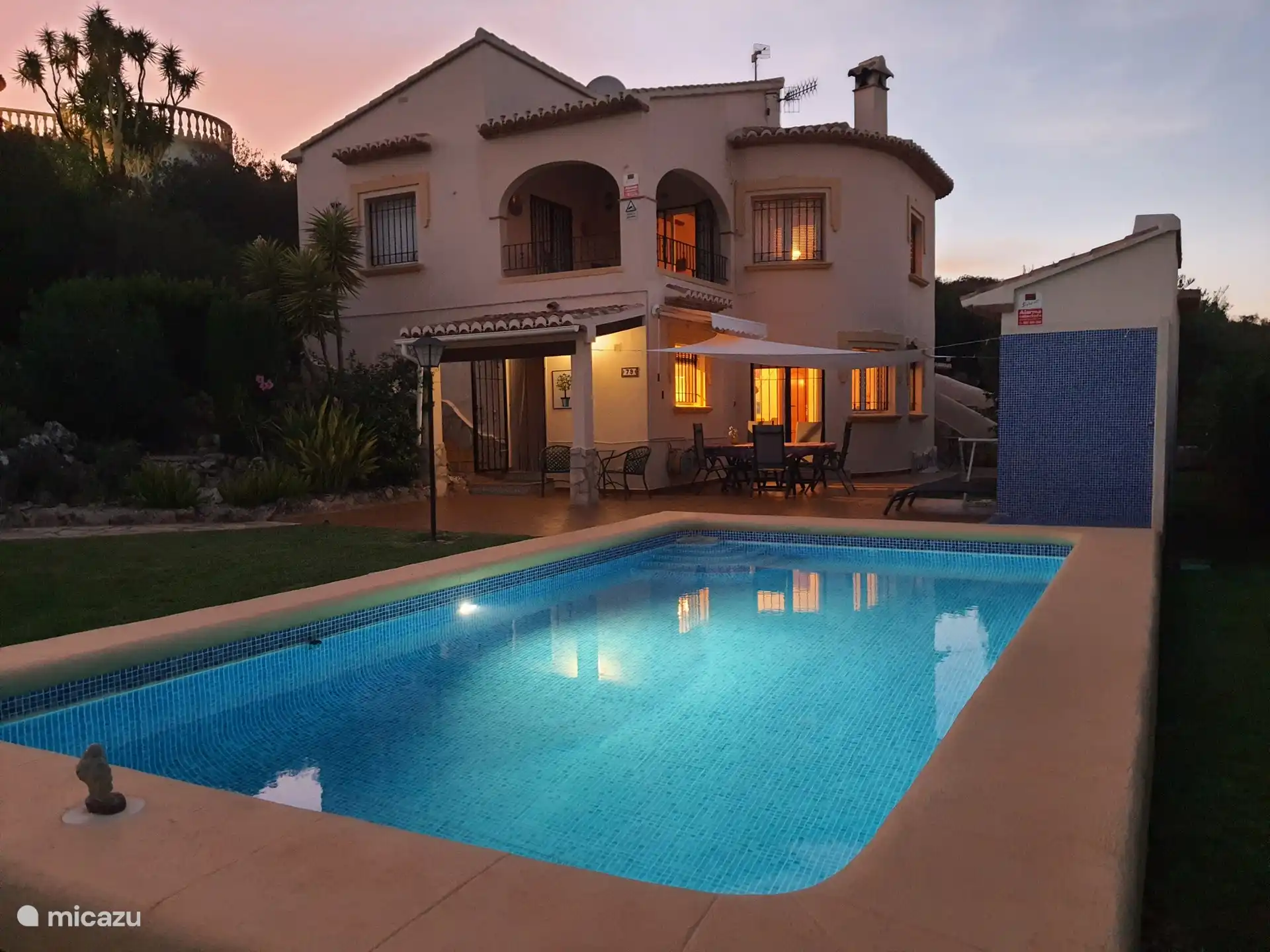 Abendpool, Außendusche und Villa