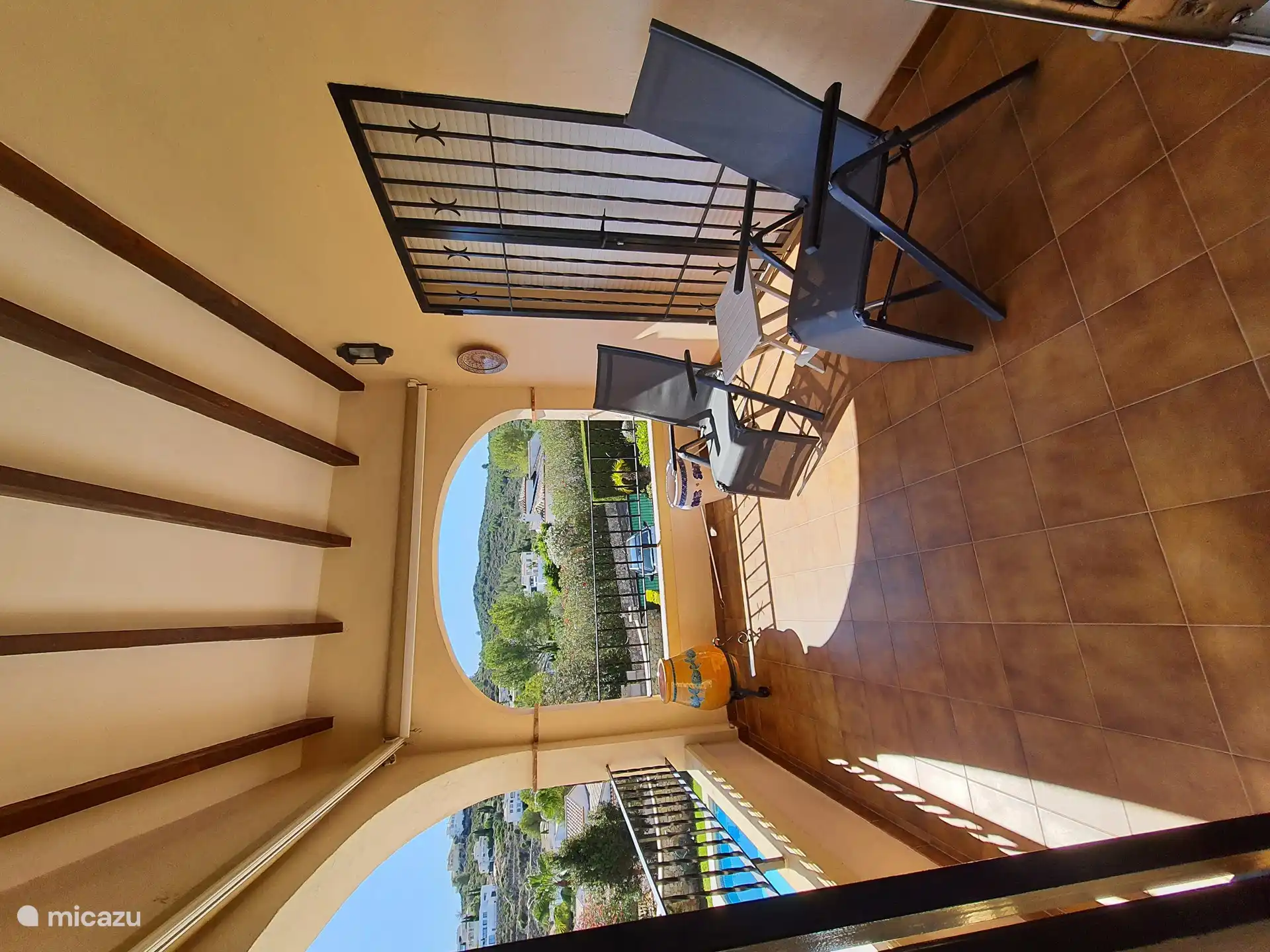 Überdachte Außenterrasse im Obergeschoss