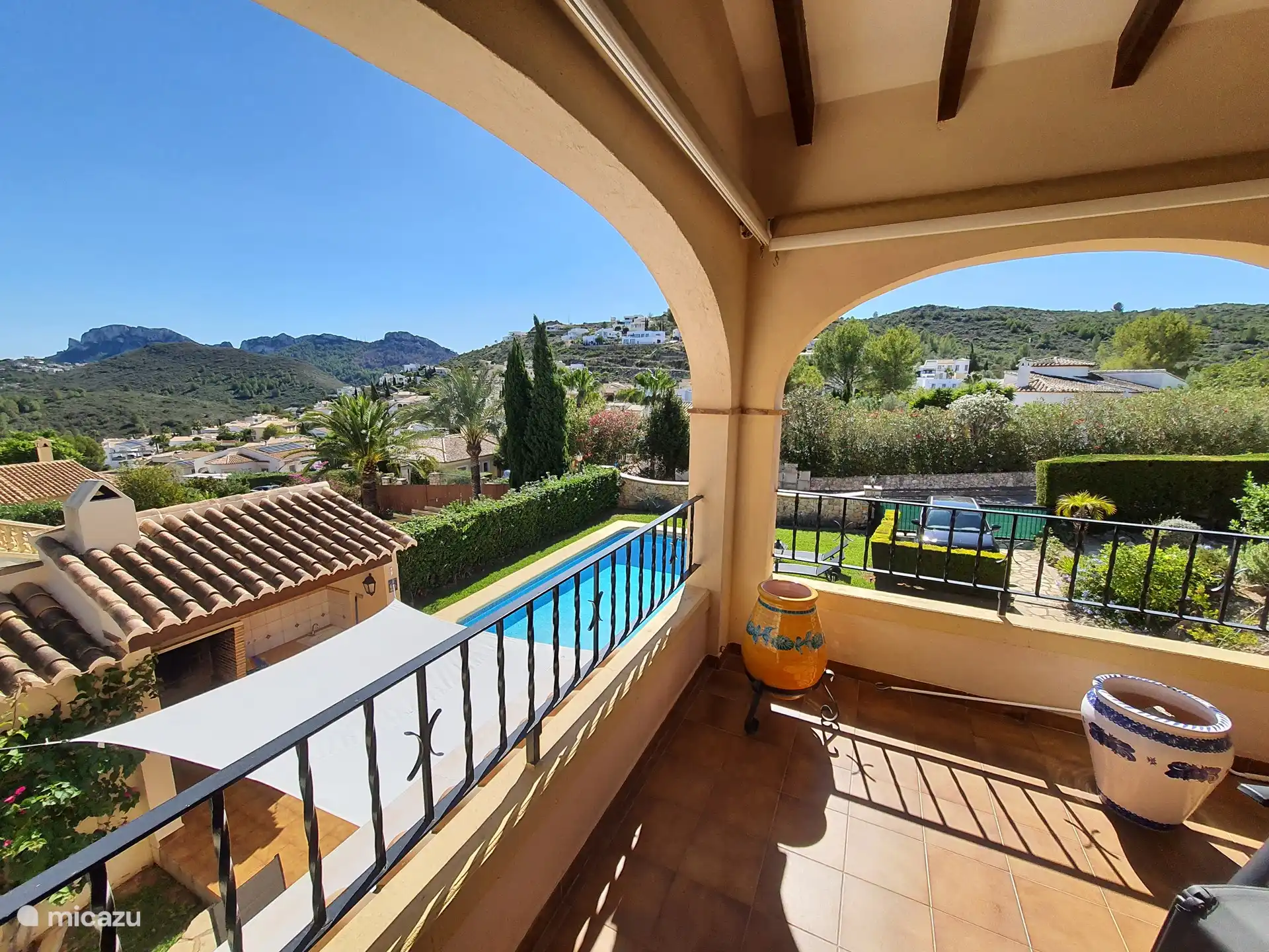 Terrasse im Obergeschoss mit Blick auf die Berge, das Meer und die Umgebung.