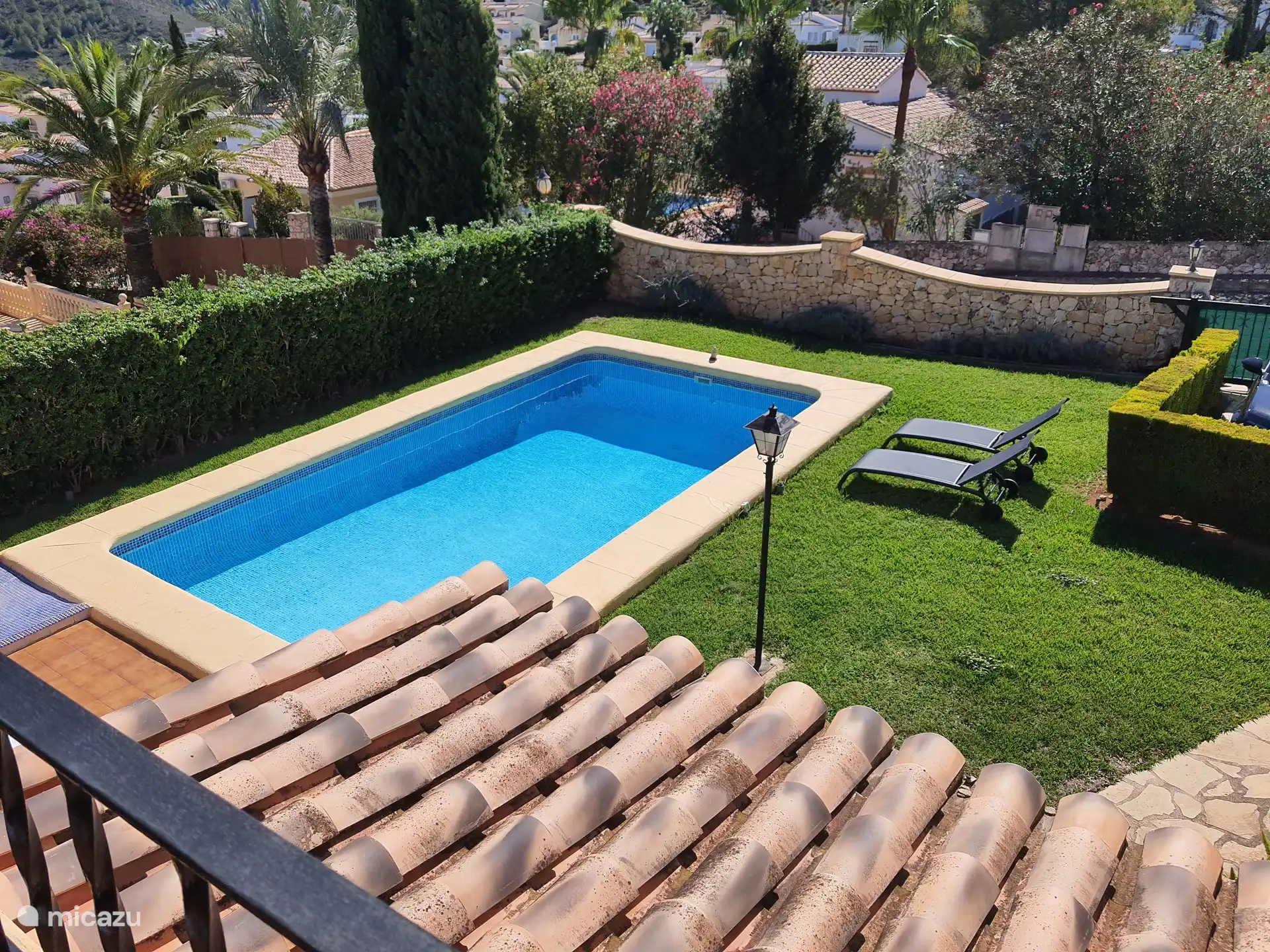 Blick auf den Pool von der Terrasse im Obergeschoss