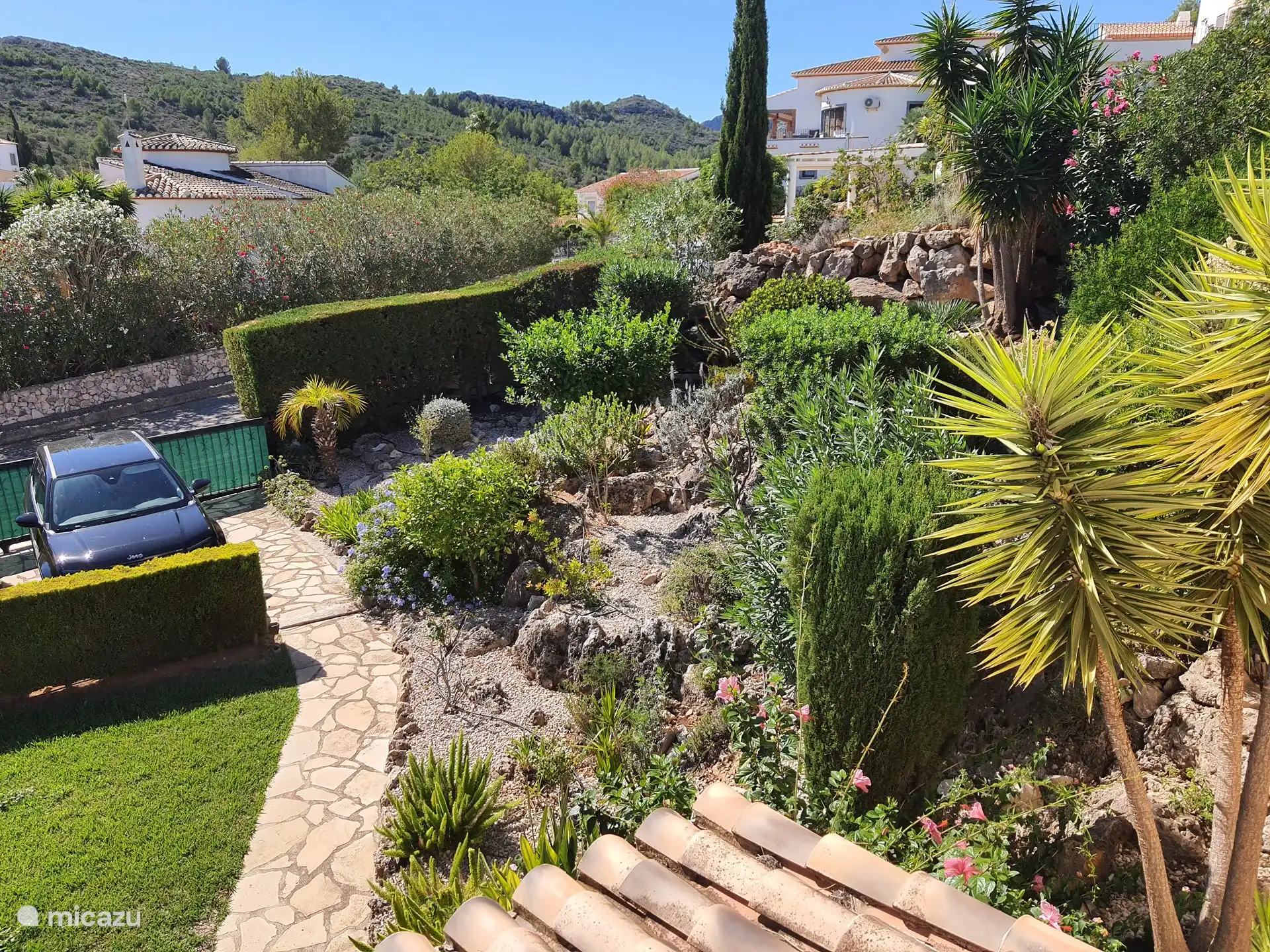 Blick auf den Garten von der Terrasse oben