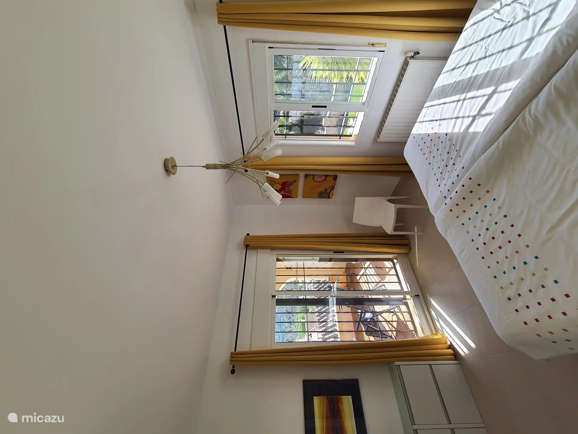 Blick vom Hauptschlafzimmer mit Türen und Fenster auf Terrasse und Garten