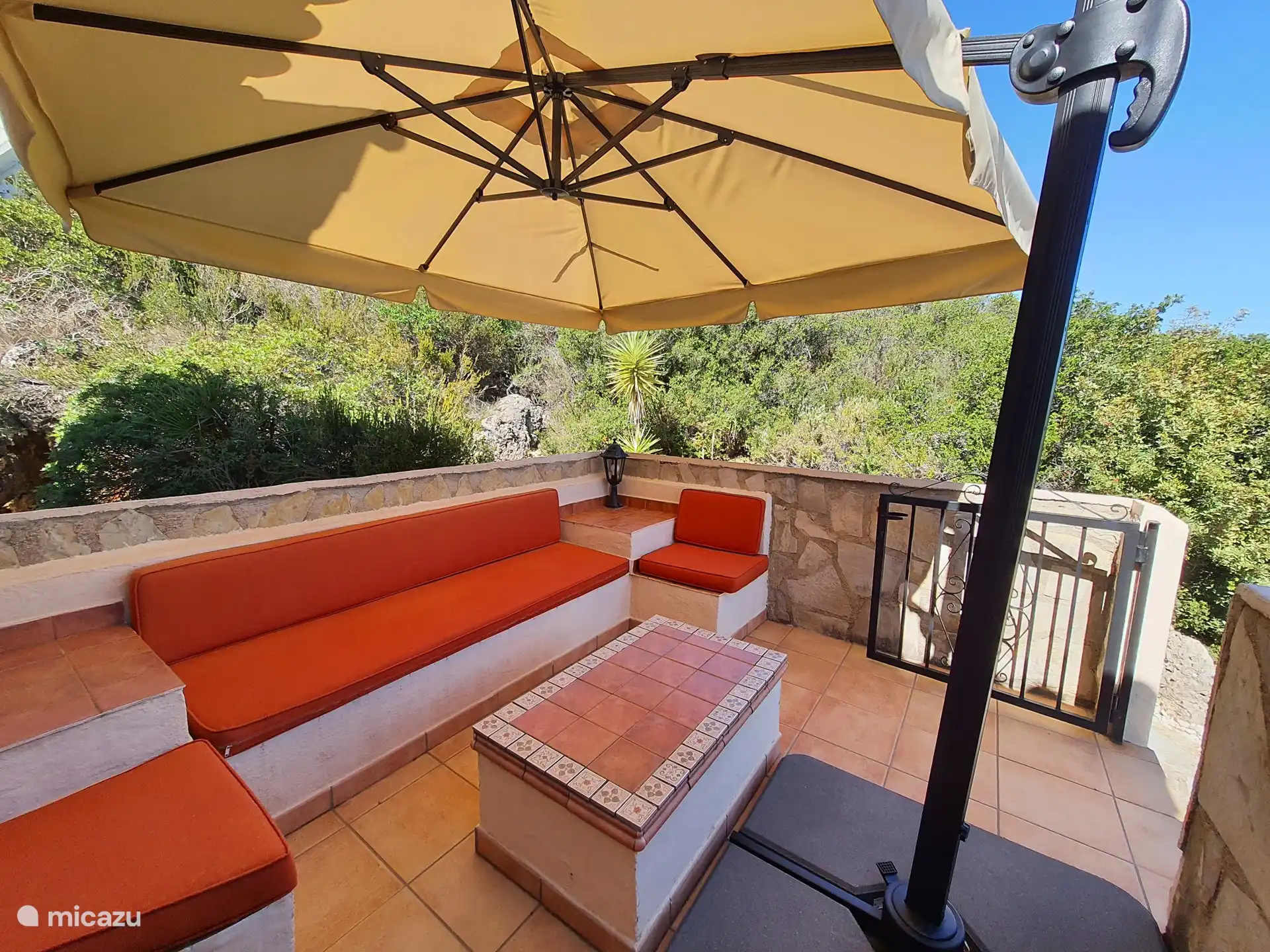 Hintere Außenterrasse mit Blick auf die Umgebung