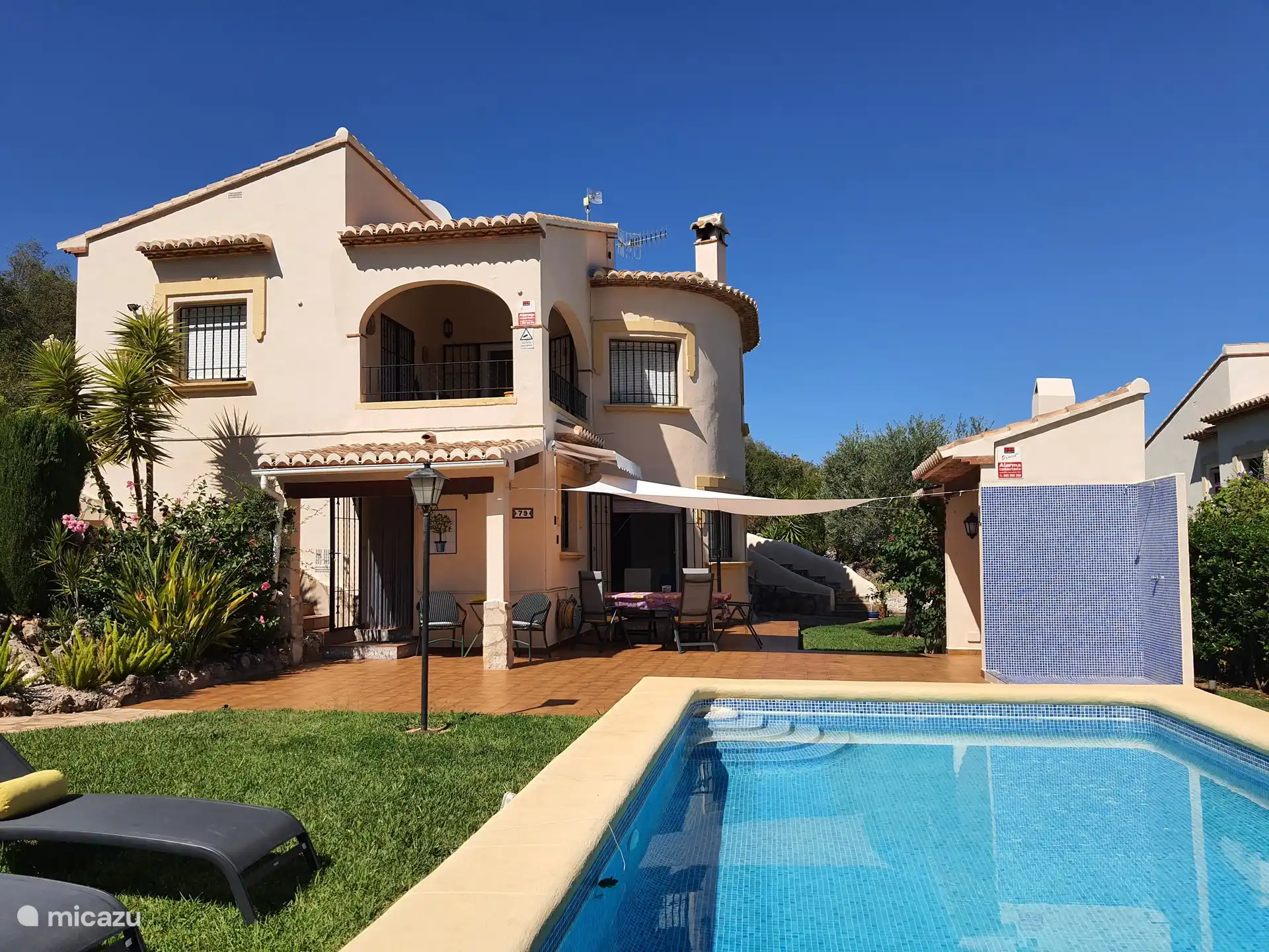 Übersicht Villa, Schwimmbad und Teil des Gartens