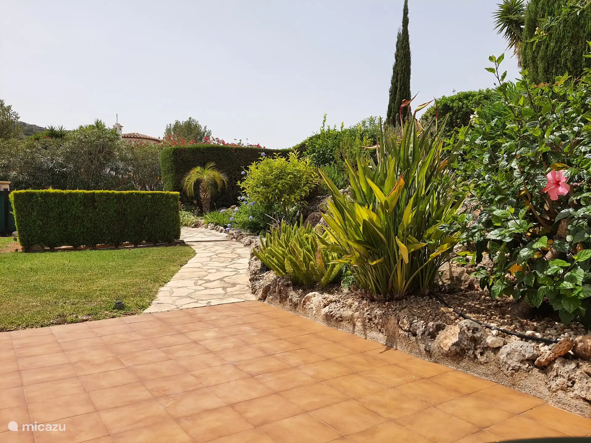Blick vom Schlafzimmer auf Pool und Garten