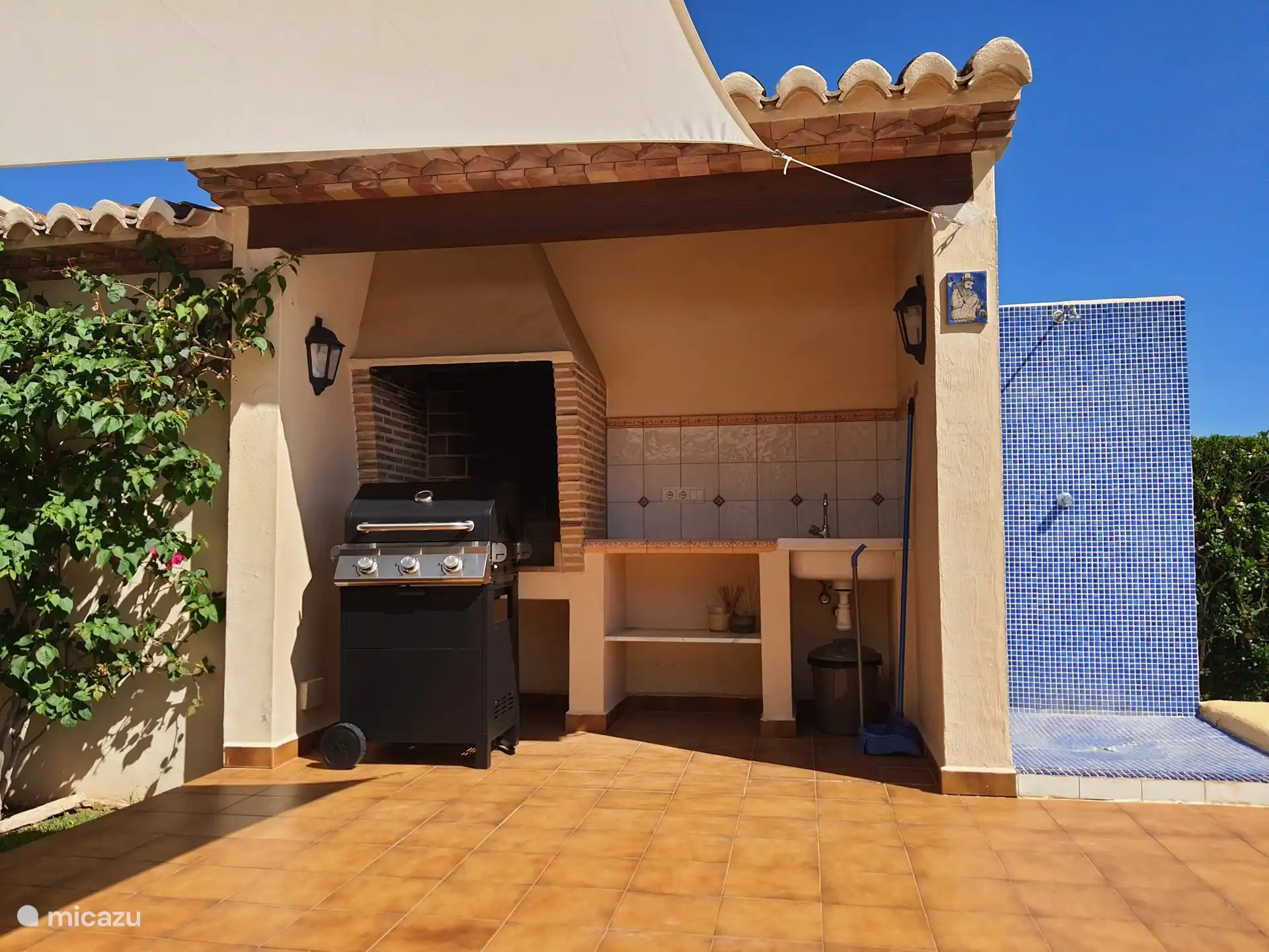 Außenküche mit Grill, Arbeitsplatte.