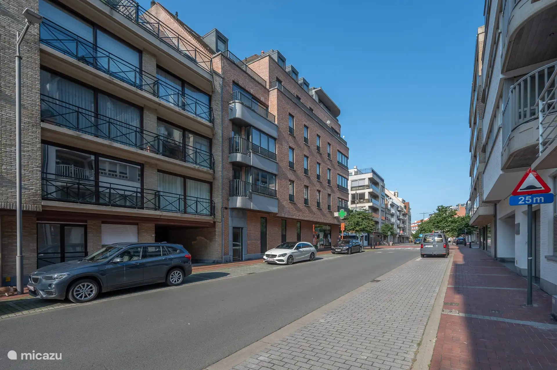 Blick von der Straße auf das Gebäude und die Wohnung im 1. OG