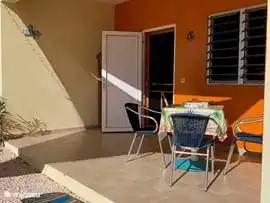 Hermosa terraza, con percha extra resistente para secar la ropa de buceo si es necesario