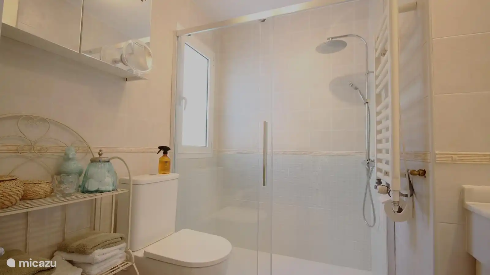 Bathroom en suite in one of the bedrooms. Towels and hand soap are provided!