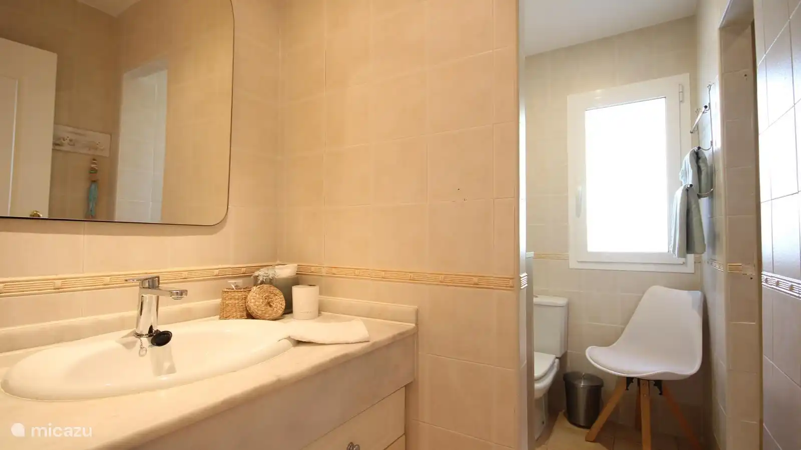 This bathroom (with shower, toilet and sink) is for the other 2 bedrooms.