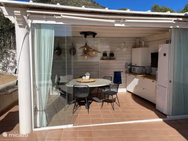 CASA LA TRANQUILIDAD | Espagne, Costa Blanca, Jalón - villa La salle de jardin est équipée d’un meuble cuisine avec vaisselle, micro-ondes et d’un grand réfrigérateur-congélateur. Vous y passerez de nombreuses heures agréables !