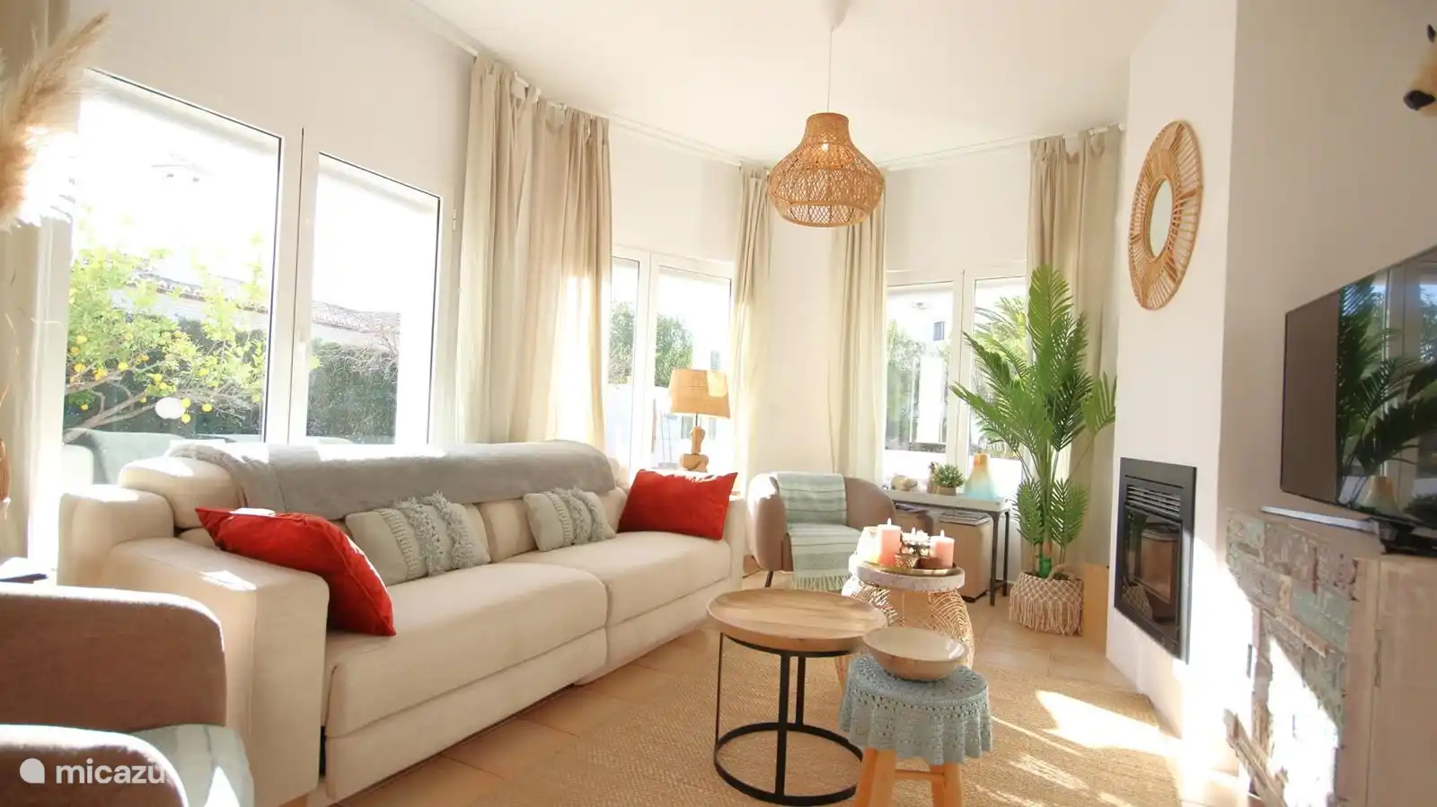 The living room has large windows without annoying bars so that sufficient light enters the house.