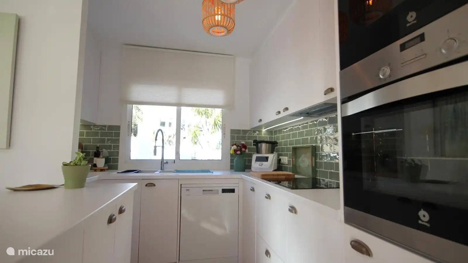 The kitchen is very fully equipped with plenty of crockery, an airfryer, oven, microwave and dishwasher. Kitchen linen is also provided.