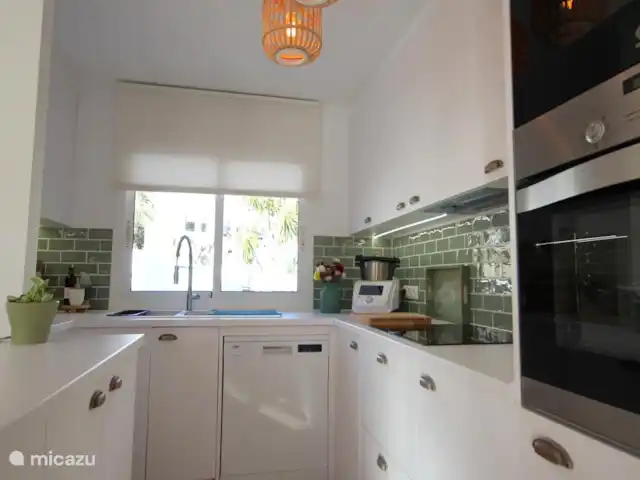 CASA LA TRANQUILIDAD | Espagne, Costa Blanca, Jalón - villa La cuisine est très bien équipée avec beaucoup de vaisselle, une friteuse à air, un four, un micro-ondes et un lave-vaisselle. Le linge de cuisine est également fourni.