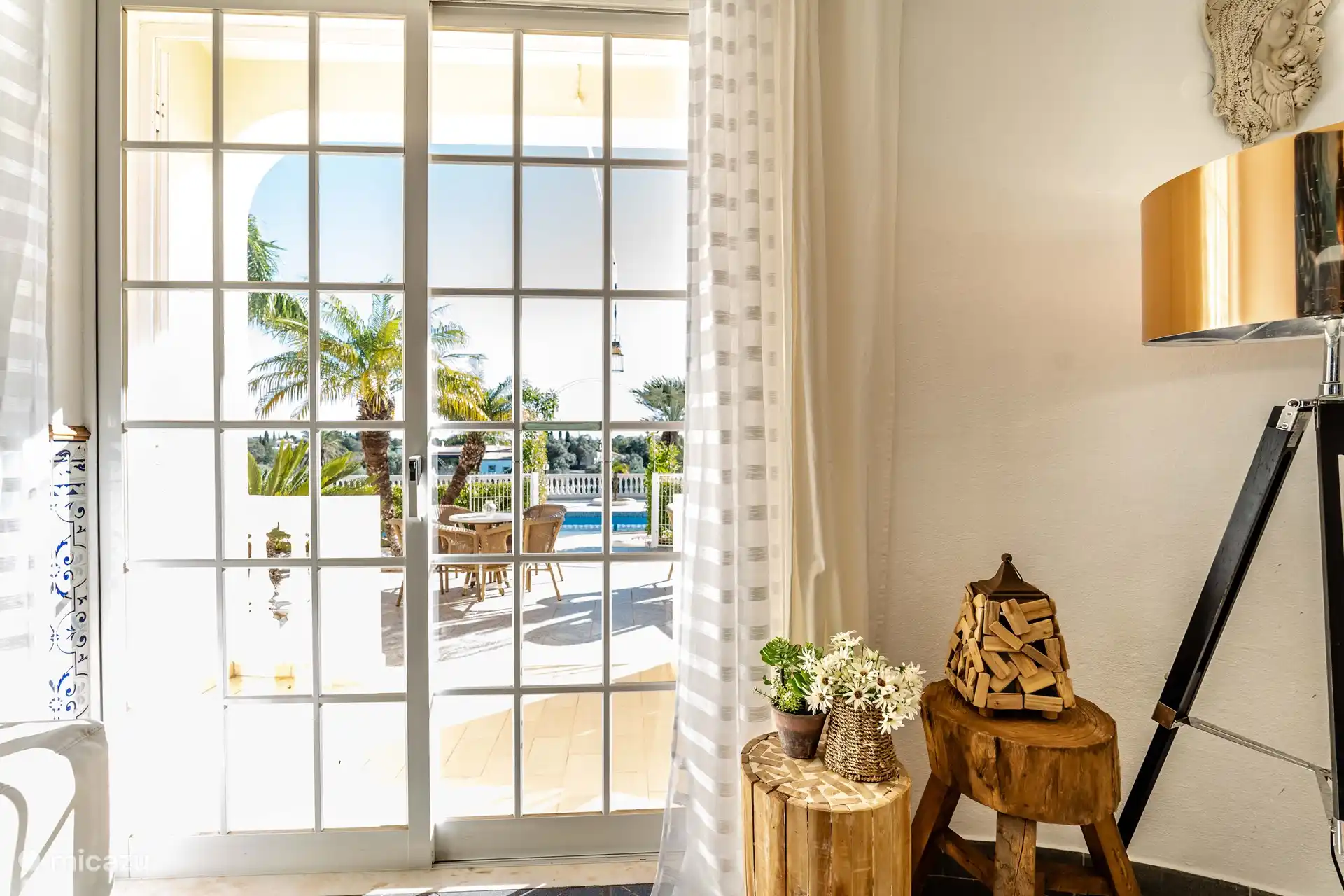 Blick des Wohnzimmers auf den Pool