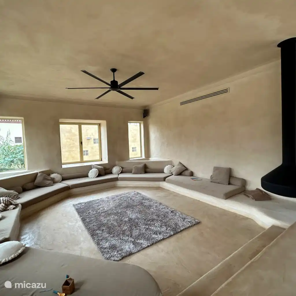 LEONE HUIS