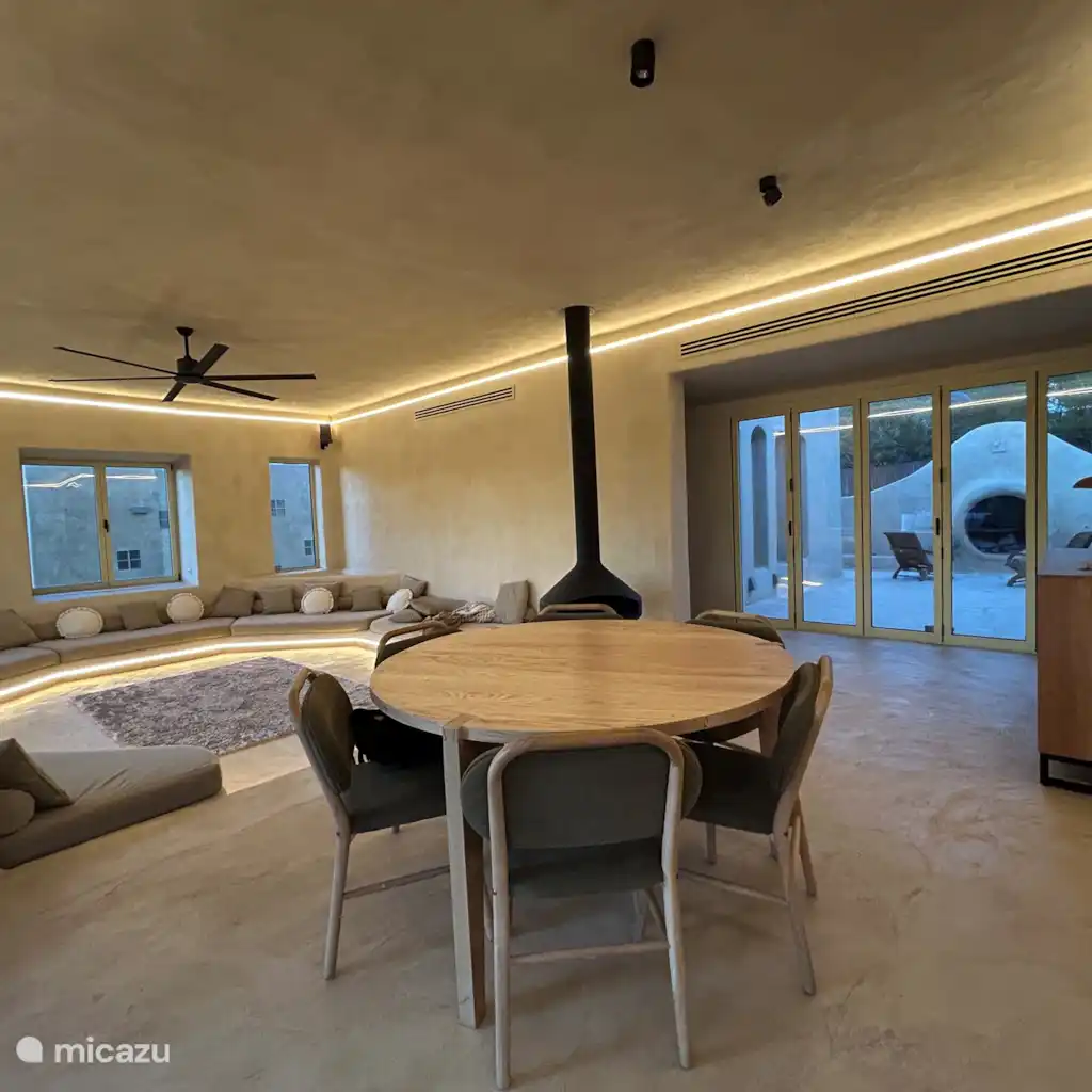 LEONE HUIS