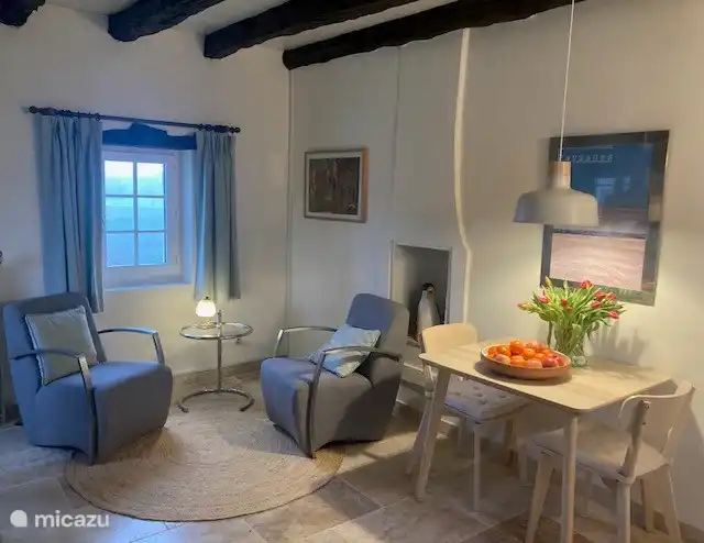 Het woongedeelte van La Tour is op de begane grond. U kijkt uit op het zwembad en de tuin.