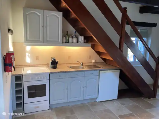gîte / cottage huren in Frankrijk, Dordogne, Ribagnac – Les Crocus - La Tour De keuken bevindt zich in dezelfde ruimte als het woongedeelte.