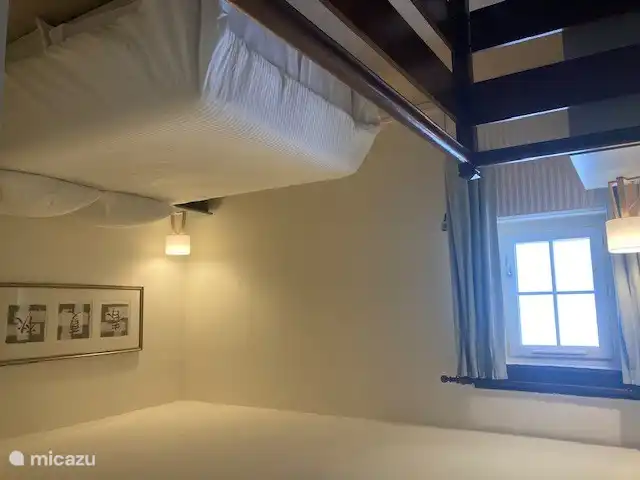 De slaapkamer ligt op de eerste verdieping. Het bed is 200 x 160.