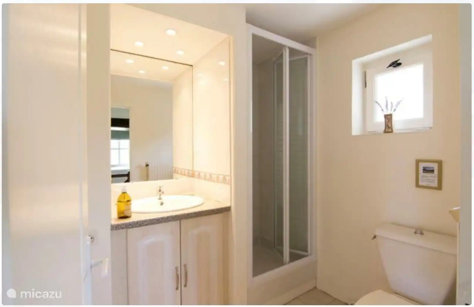 De badkamer vindt u ook op de eerste verdieping.