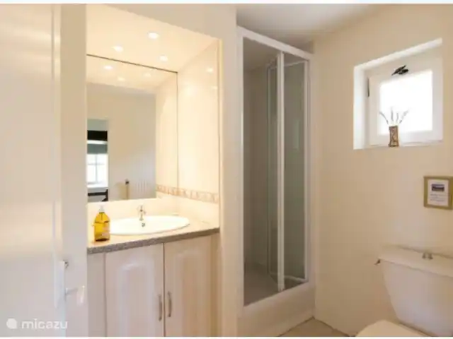 gîte / cottage huren in Frankrijk, Dordogne, Ribagnac – Les Crocus - La Tour De badkamer vindt u ook op de eerste verdieping.