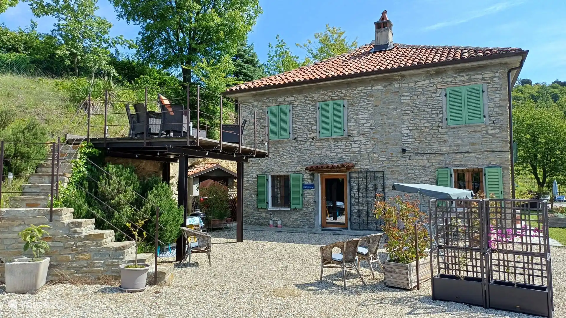front outdoor area
