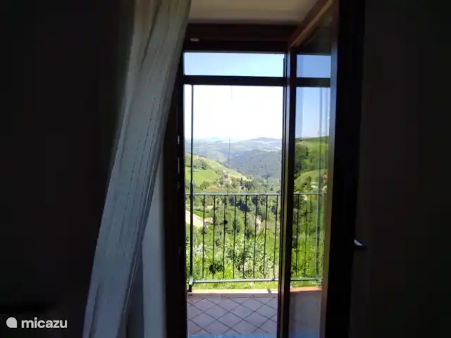 Stenen huis met zwembad, wijngaarden huren in Italië, Piëmont, Mango - villa kamer 1 balkon