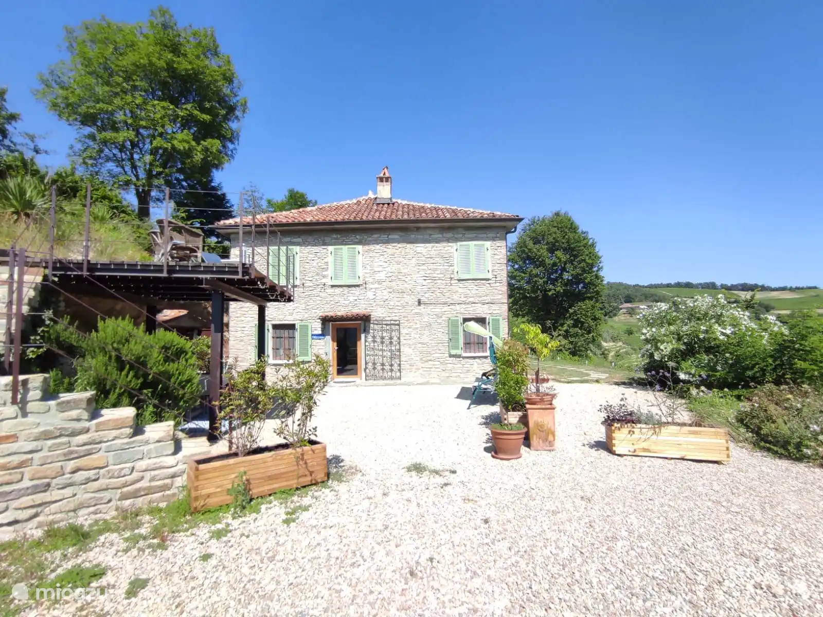 Steinhaus mit Pool auf Weinbergen in Italien, Piemont, Mango - Villa