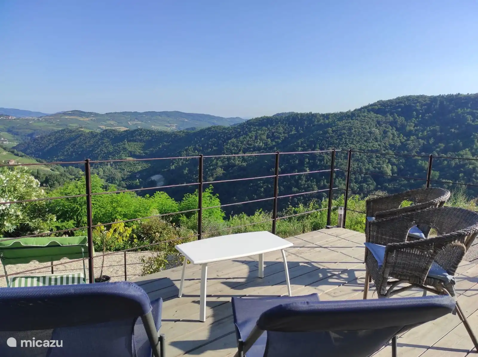 Steinhaus mit Pool auf Weinbergen in Italien, Piemont, Mango - Villa
