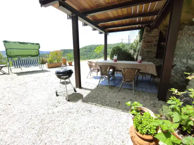 Stenen huis met zwembad, wijngaarden huren in Italië, Piëmont, Mango - villa Eigen terras aan de voorkant van het huis