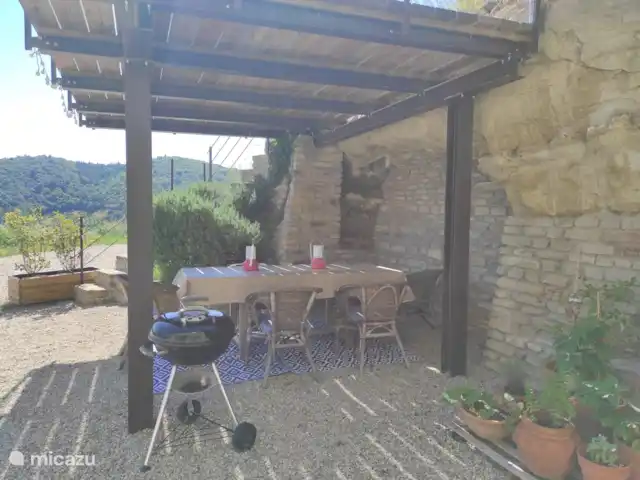 Stenen huis met zwembad, wijngaarden huren in Italië, Piëmont, Mango - villa Eigen terras aan de voorkant van het huis