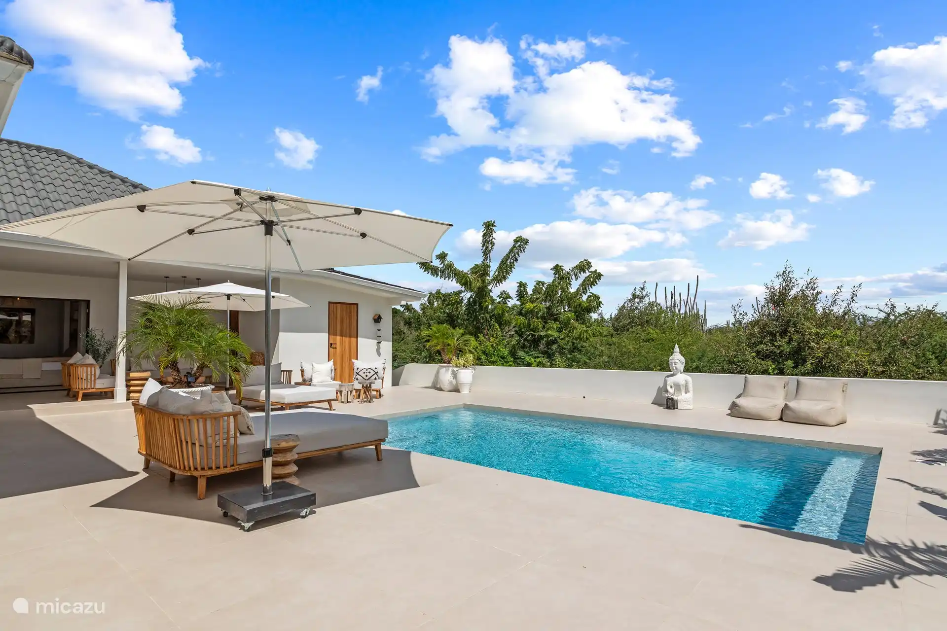 De villa ligt volledig vrij gelegen.