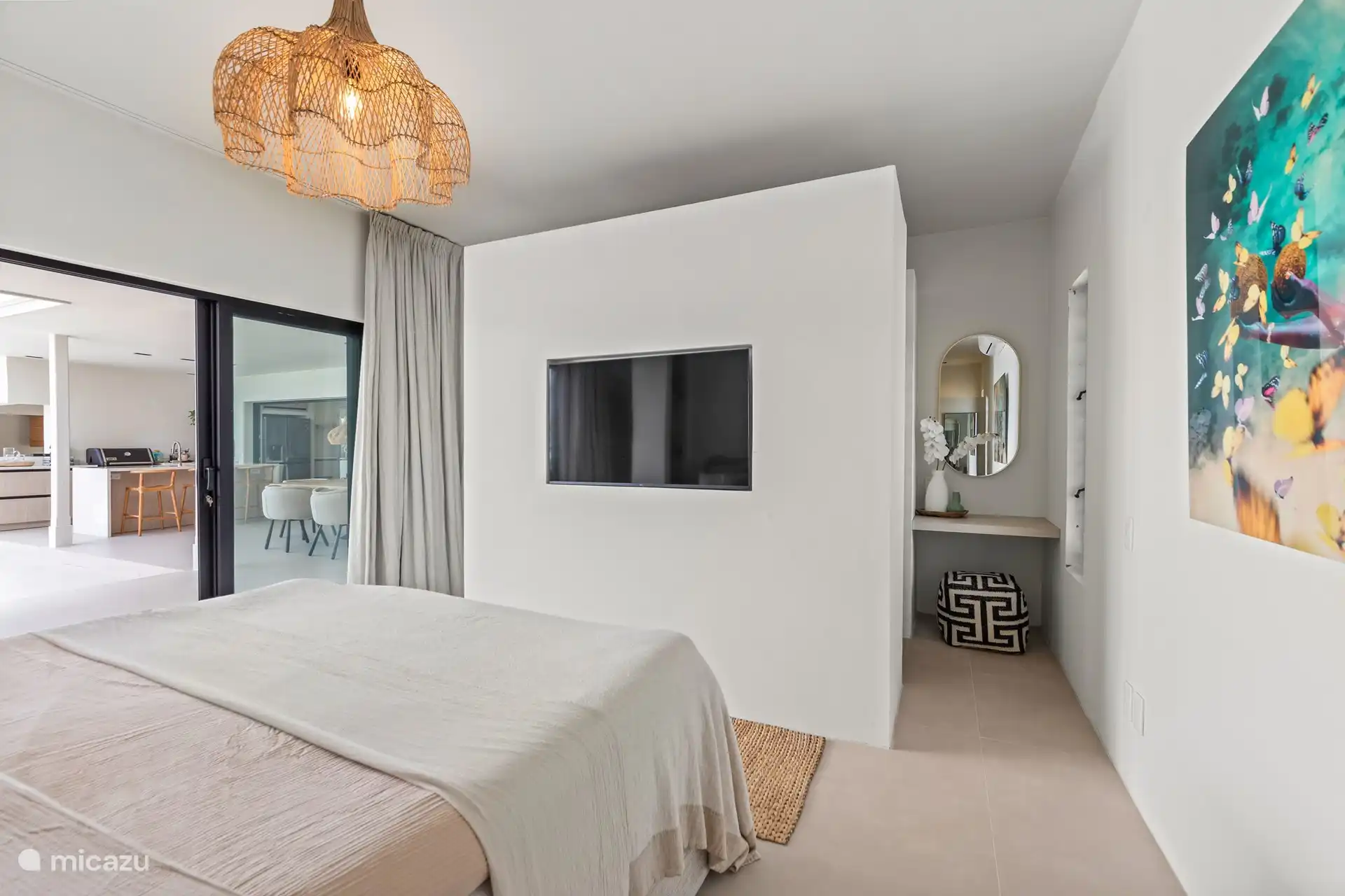 TV kijken vanuit het heerlijke bed.