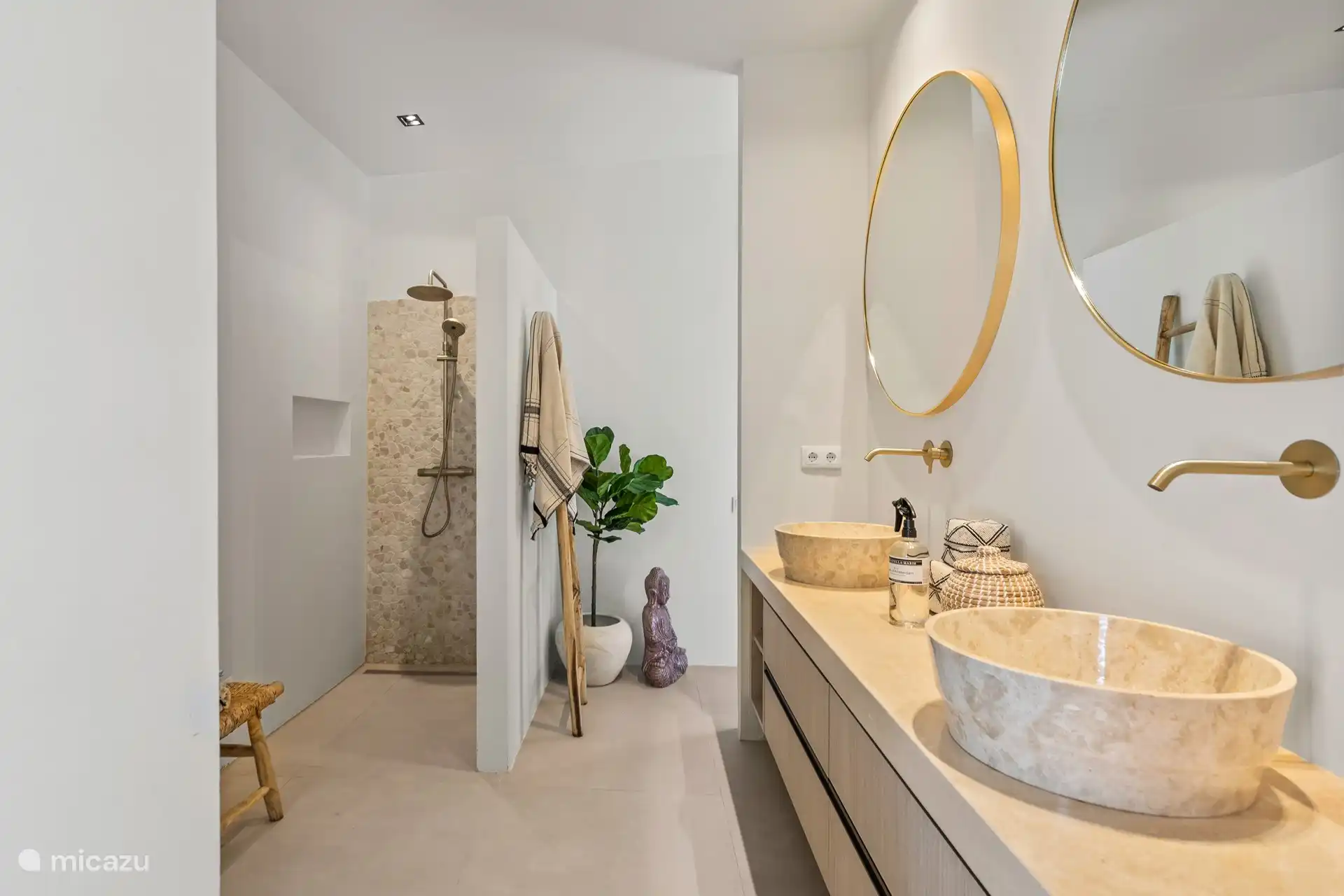 De grote en luxe badkamer.