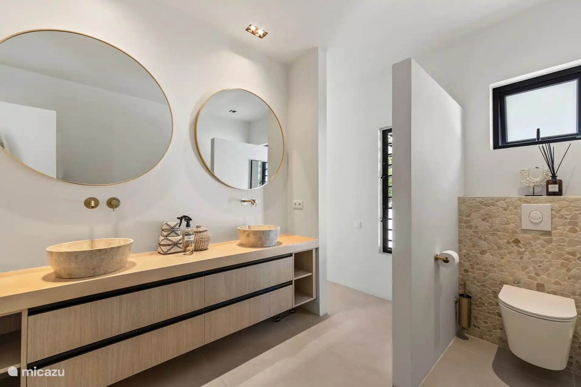 De grote en luxe badkamer.