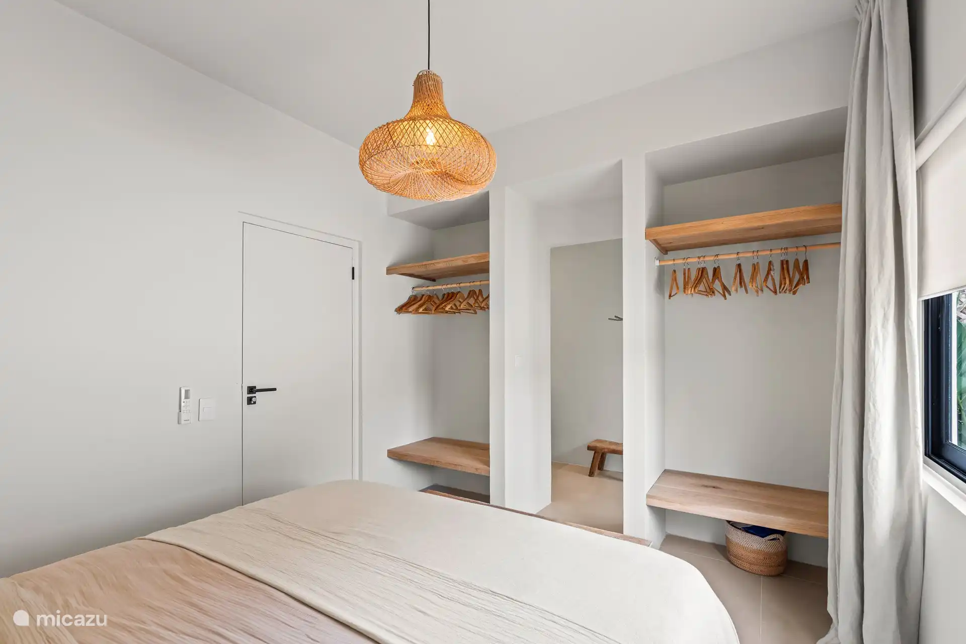 De tweede slaapkamer heeft veel opbergruimte.