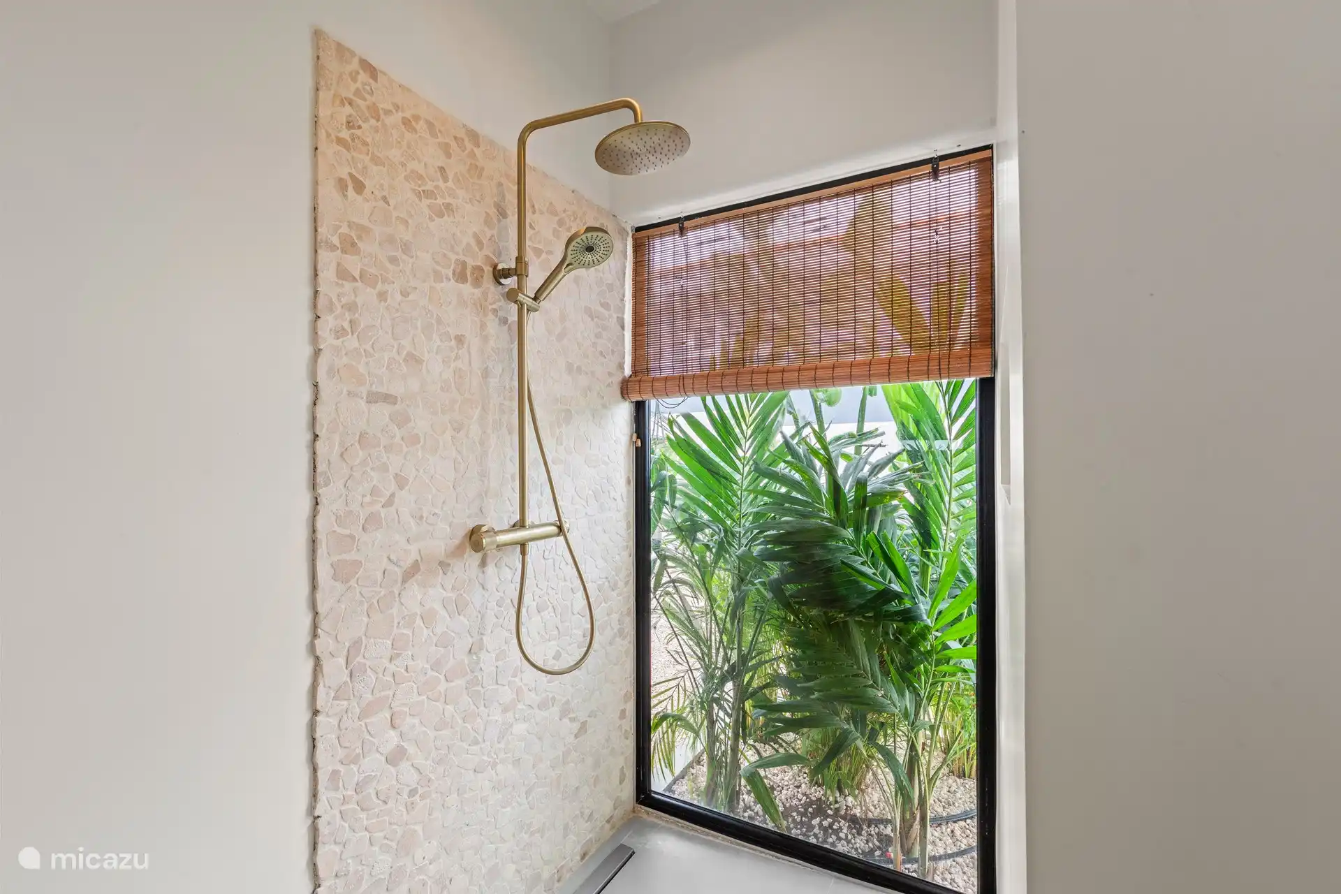 Douchen in de tropen.