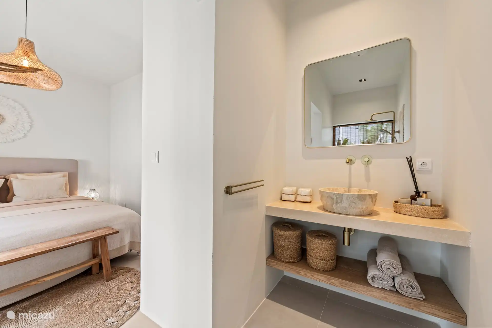 De badkamer en-suite.