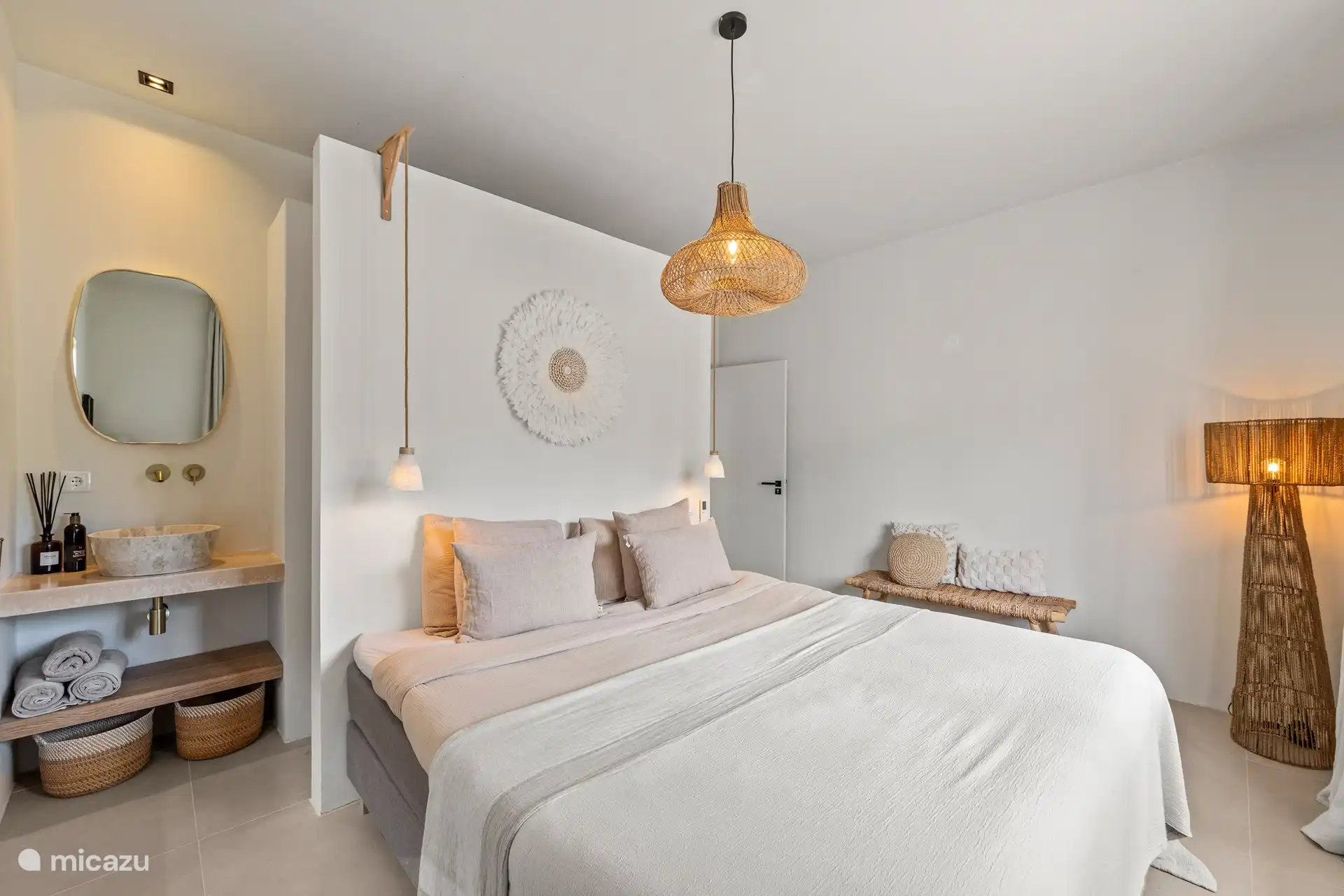 Met en-suite badkamer.