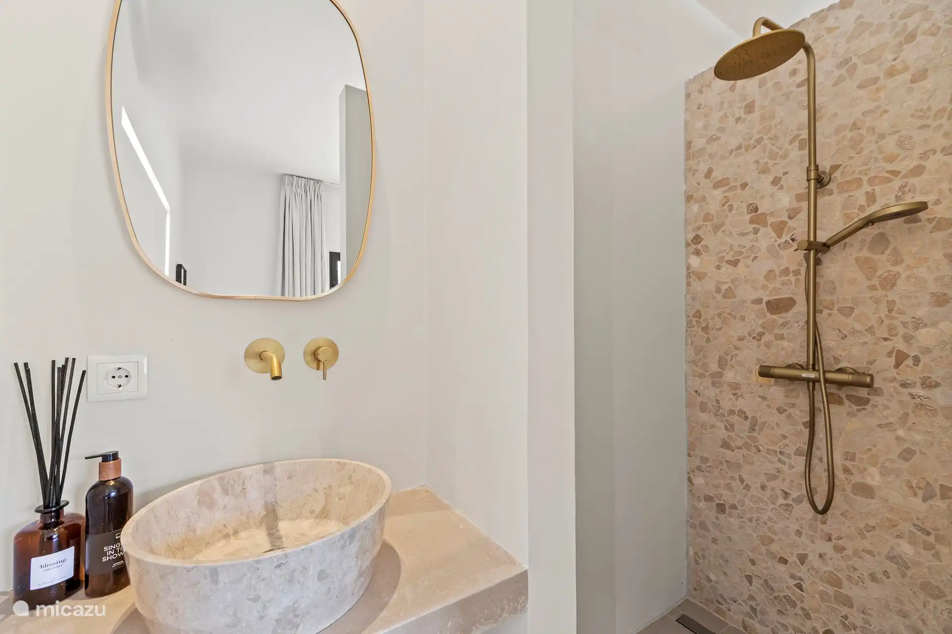 De en-suite badkamer.