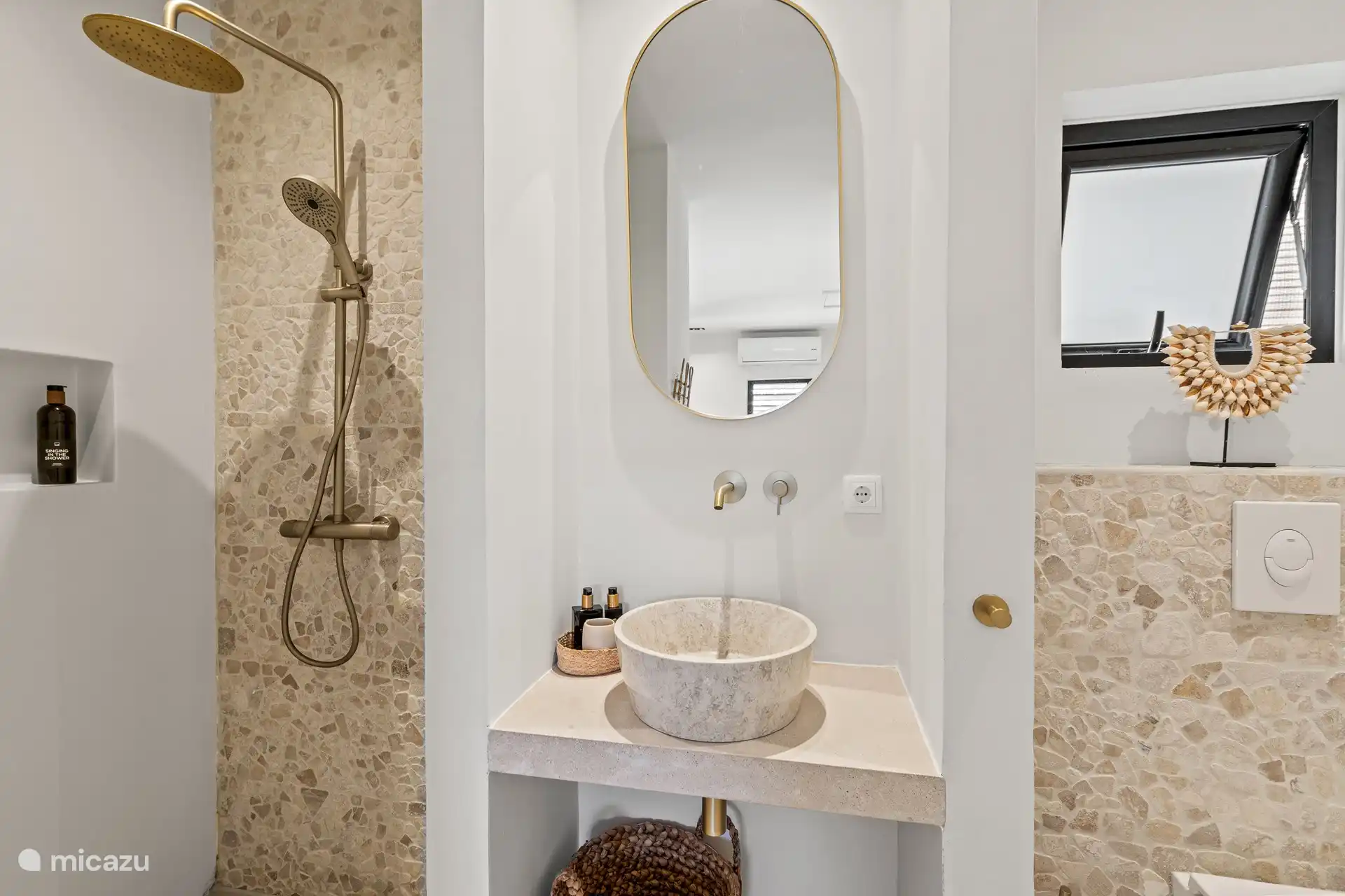 De en-suite badkamer.