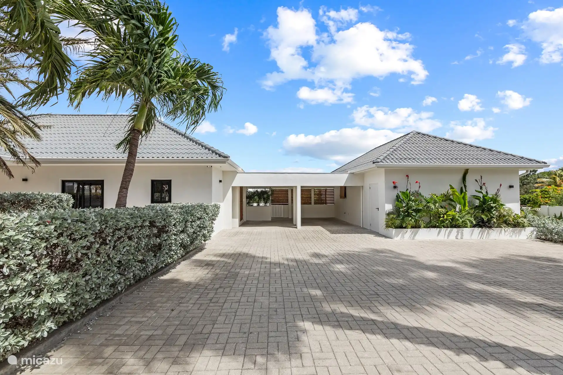 De villa heeft voldoende parkeerruimte en een carport.