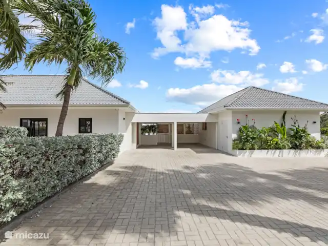 Villa Zensa - Jan Thiel | Curaçao, Banda Ariba (est), Brakkeput Abou - villa La villa dispose d’un grand parking et d’un abri voiture.