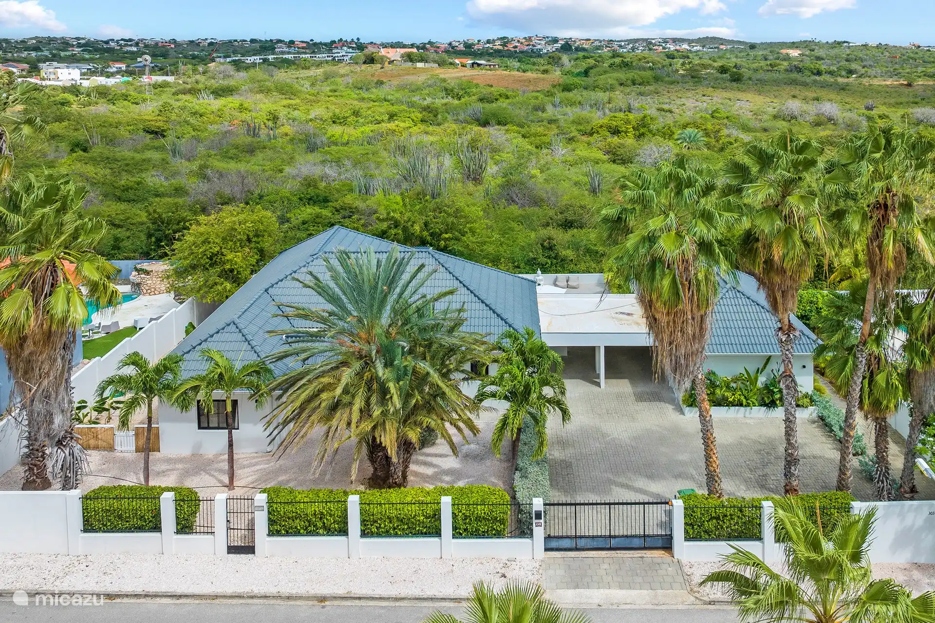 De villa ligt schitterend gelegen.